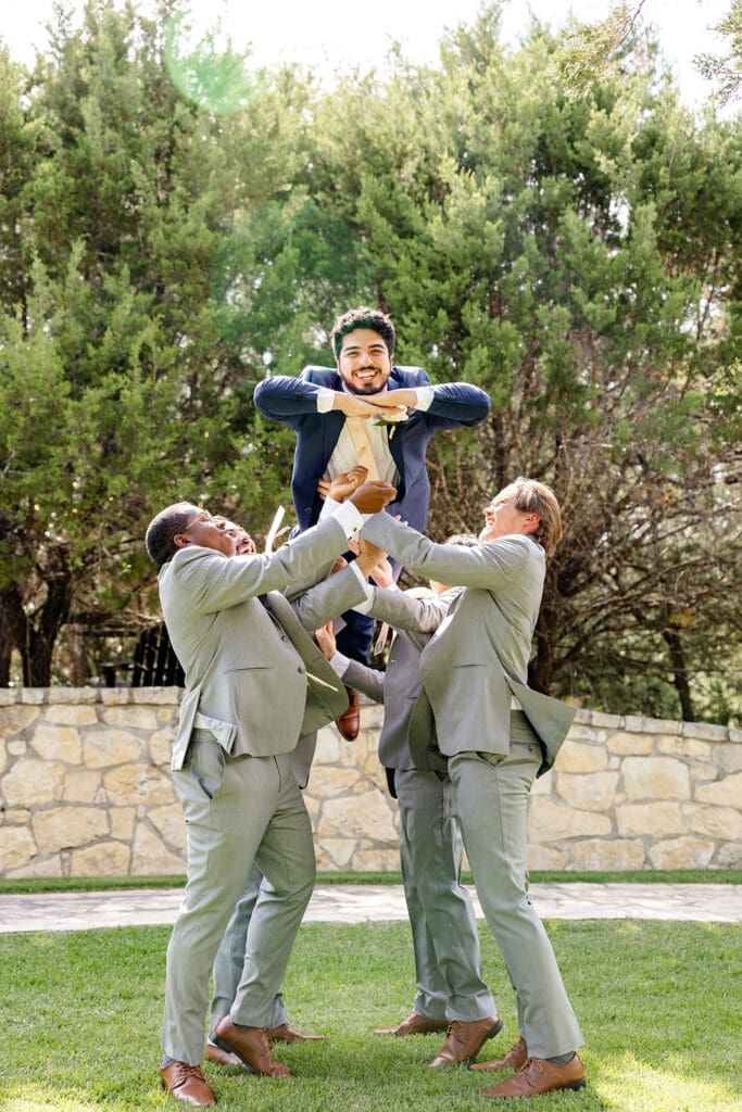 Fun groomsman photos on wedding day